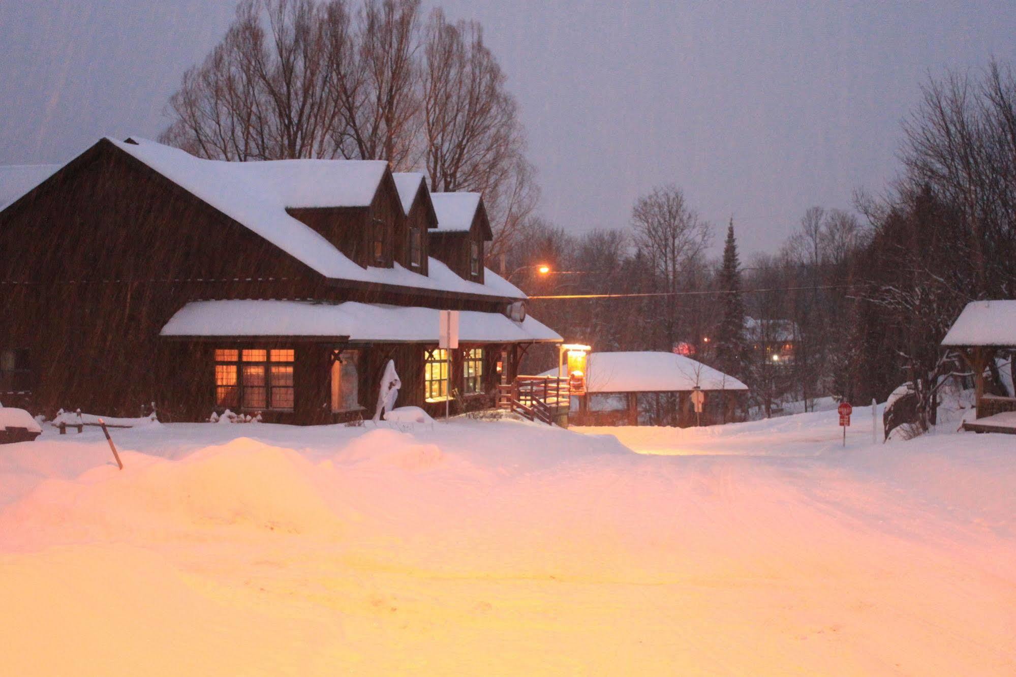 Auberge Micro-Brasserie Le Baril Roulant Val-David Kültér fotó